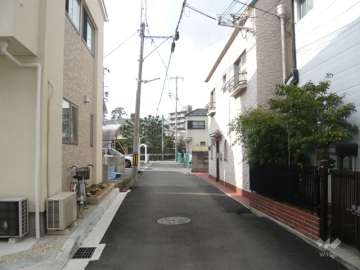 敷地西側の前面道路。周辺は静かな住宅地です。