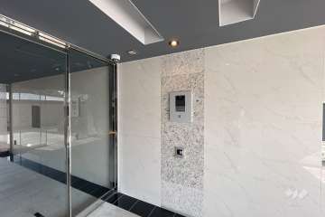 エントランスはオートロック付きです。