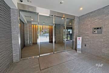 エントランスはオートロック付きです。