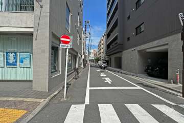 敷地の北側前面道路（西側から）
