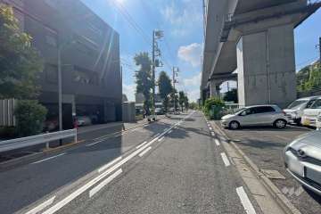敷地南西側の前面道路（北西側から）