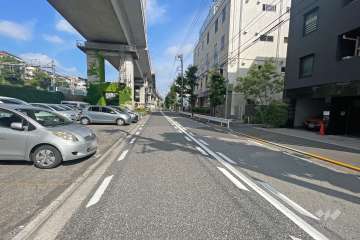 敷地南西側の前面道路（南東側から）