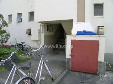 共用ポストのある階段入口