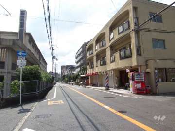 周辺はマンションと一戸建てが混在する区画の整った住宅地です。