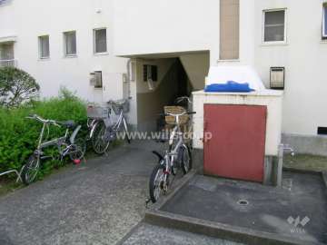 共用ポストのある階段入口