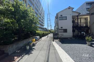 敷地の南側前面道路（西側から）