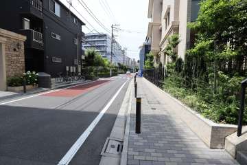 敷地東側の前面道路（北側から）