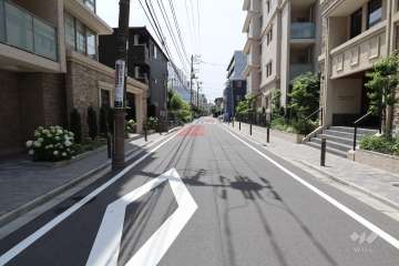 敷地西側の前面道路