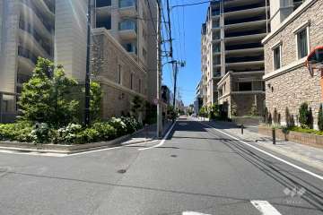 敷地西側の前面道路　