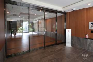 エントランスはオートロック付きです。