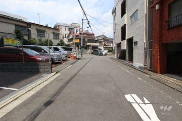 敷地の南東側前面道路（南西側から）