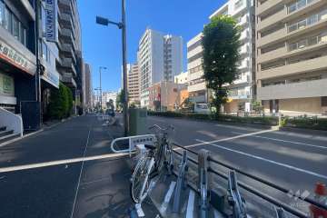 敷地西側の前面道路（北側から）