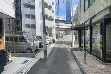 敷地西側の前面道路