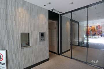 エントランスはオートロック付きです。