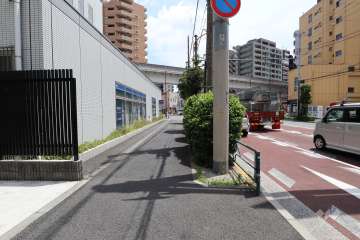 敷地南西側の前面道路（北西側から）