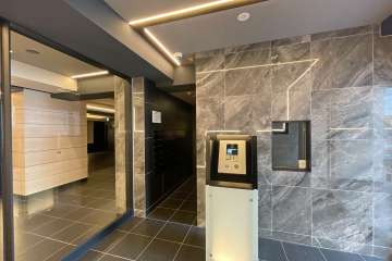 エントランスはオートロック付きです。