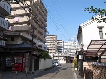 敷地東側の前面道路