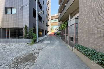 敷地東側の前面道路