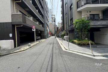 敷地北東側の前面道路（北西側から）