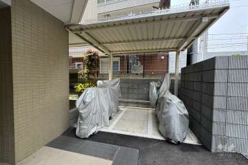 バイク置き場（屋根付き）