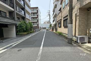 敷地北西側の前面道路（北東側から）