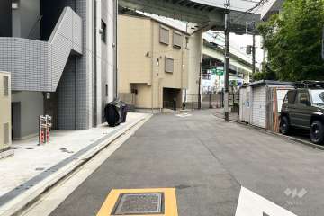 敷地の西側前面道路（北側から）