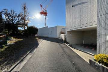 敷地の南東側前面道路（北東側から）
