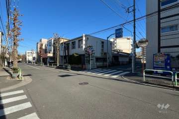 敷地の北西側前面道路（南西側から）