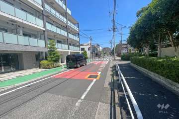 敷地東側の前面道路（南側から）