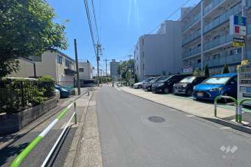 敷地北側の前面道路（西側から）