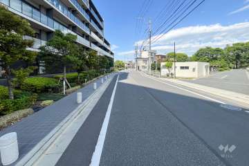 敷地南東側の前面道路(南側から)