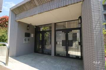 エントランスはオートロック付きです。