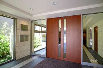 エントランスはオートロック付きです。