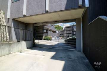 駐車場の出入り口（リングシャッター付き）