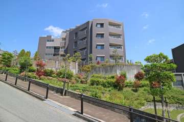 ネバーランドシエル箕面ロワイヤルの外観（北西側から）