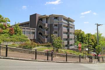 ネバーランドシエル箕面ロワイヤルの外観（北西側から）