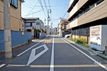 敷地西側の前面道路