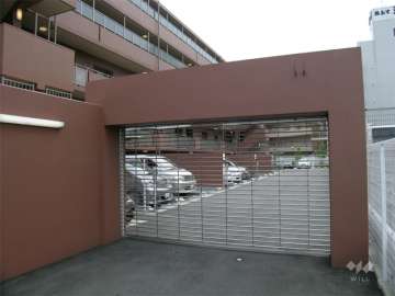 ロボットゲート付きの敷地内駐車場