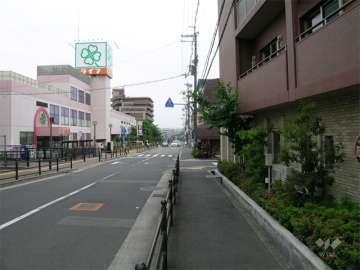 すぐ向かい側にライフがあります。