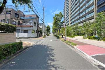 敷地西側の前面道路（南側から）