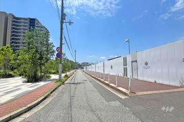 敷地北側の前面道路（東側から）