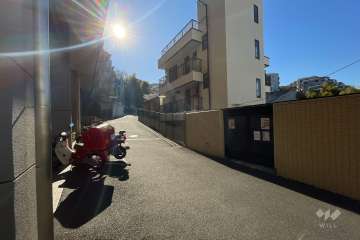 敷地西側の前面道路