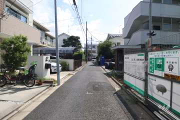 敷地北側の前面道路(西側から)