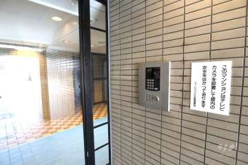 エントランスはオートロック付きです。