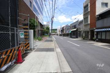 敷地東側の前面道路（南側から）