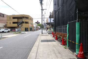 敷地東側の前面道路（北側から）