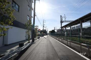 敷地西側の前面道路（北側から）