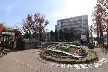 敷地に隣接する「平松公園」