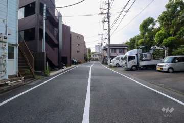 敷地北東側の前面道路(南東側から)
