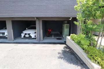 敷地内駐車場（屋内平面式）とバイク置場　